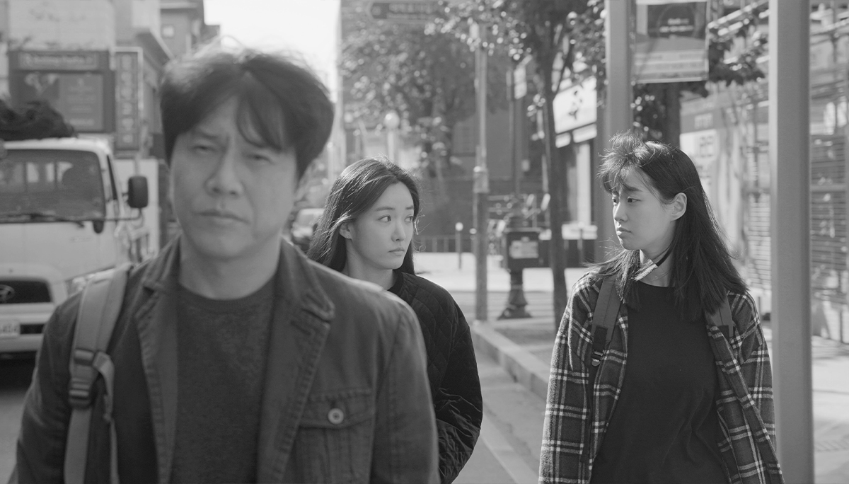 앞서 걷는 해영과 뒤에서 대화하는 두 여자