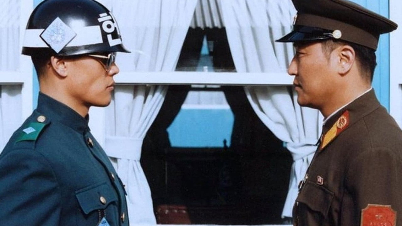 서로 마주 보고 서 있는 남북의 병사