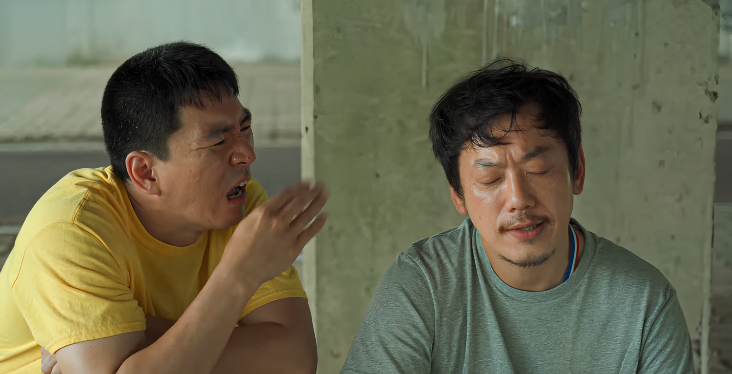 인목 곁에서 손을 들어 말하는 기동