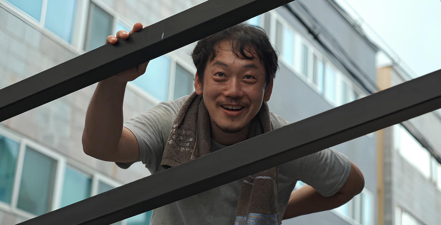 가로대에 손을 얹고 몸을 숙인 인목