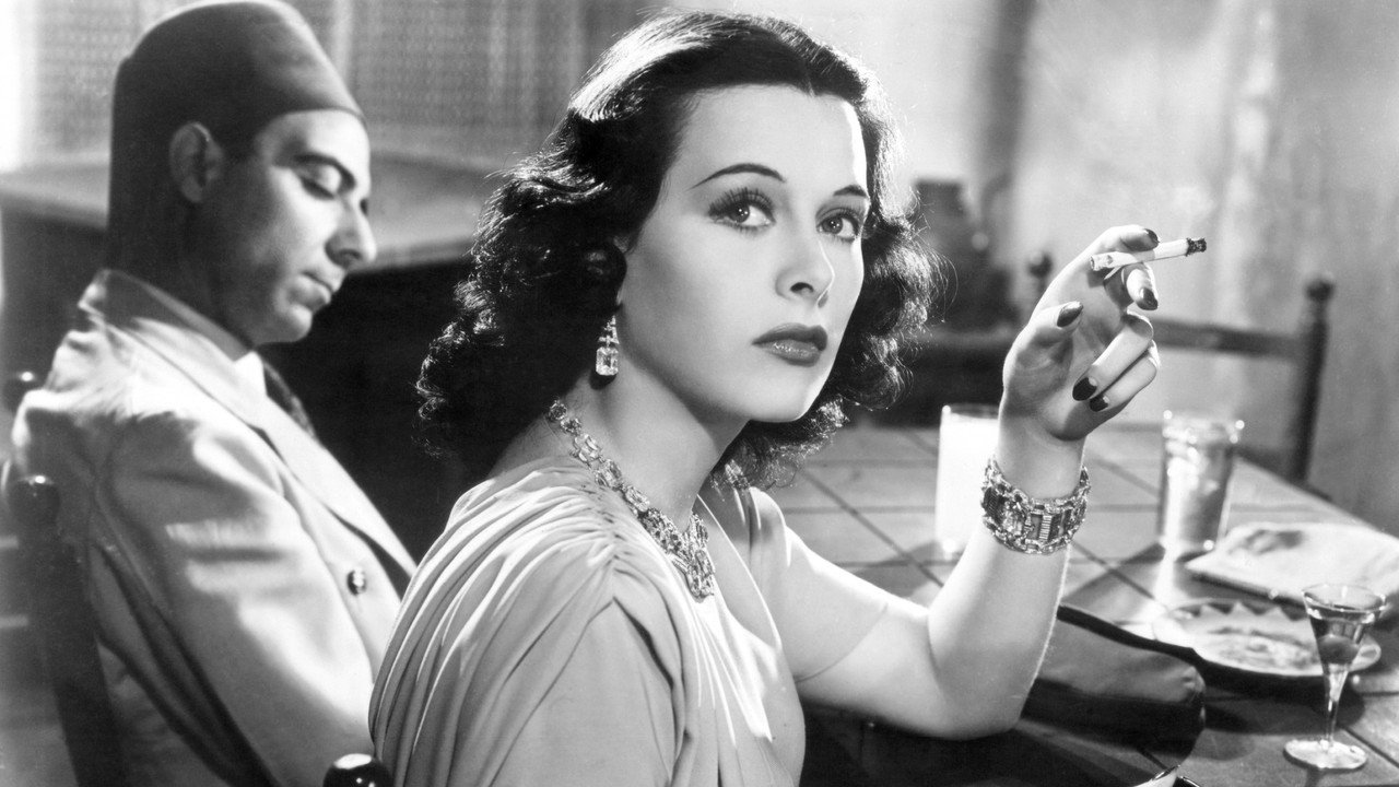 탁자 옆에 앉아 있는 헤디 라마르