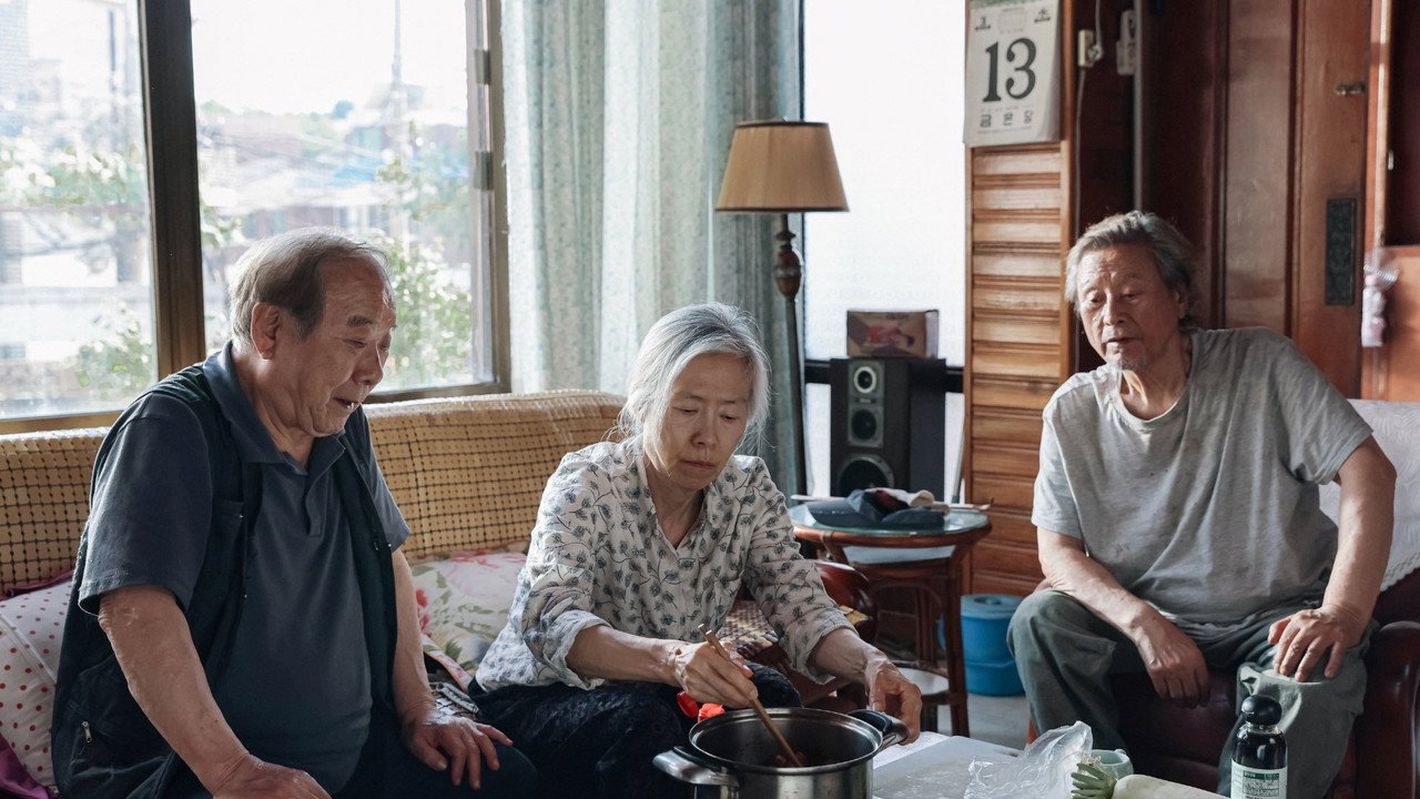 방 안에 나란히 앉아 있는 세 사람
