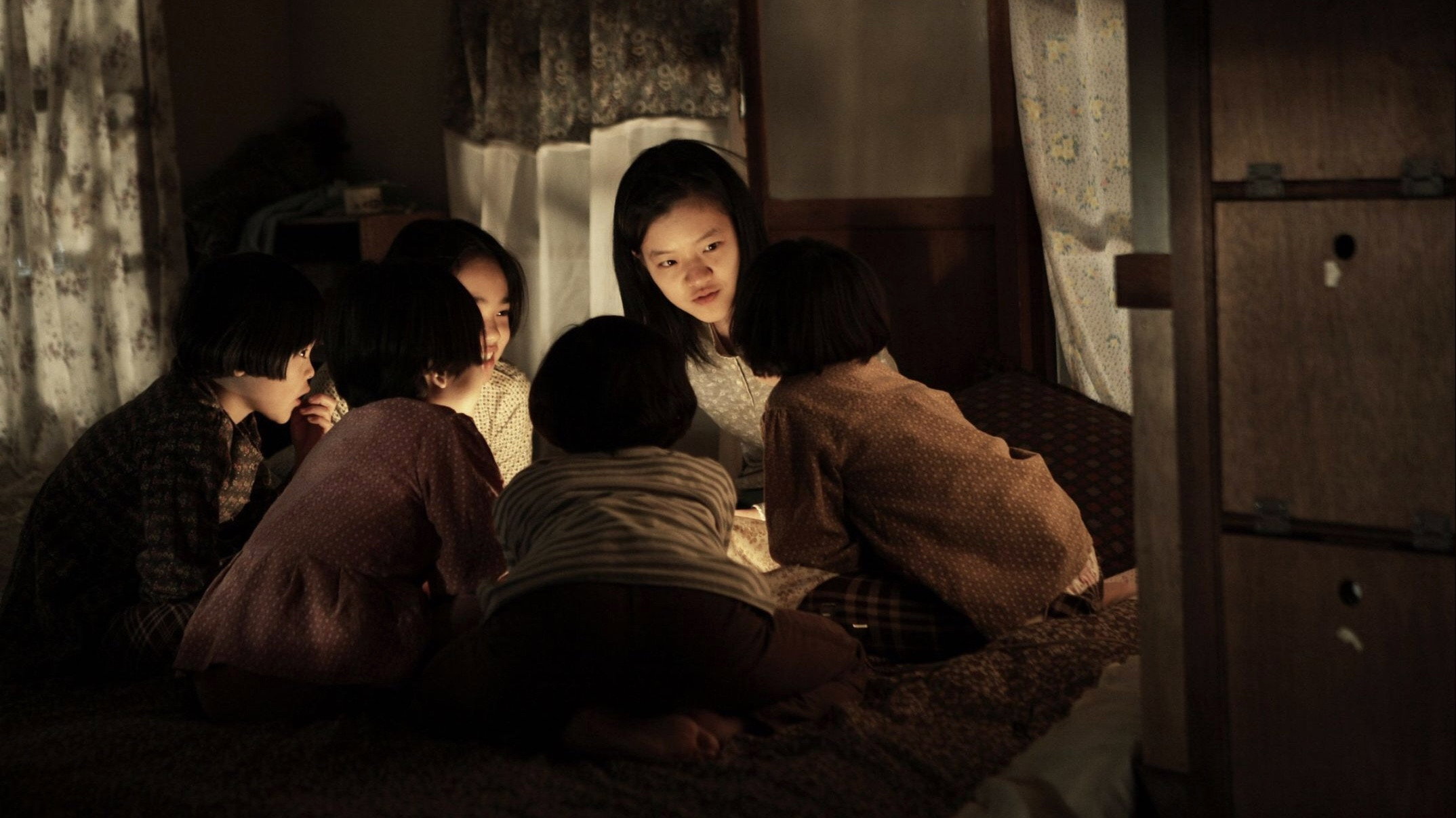 방 안에 둘러앉아 있는 아이들