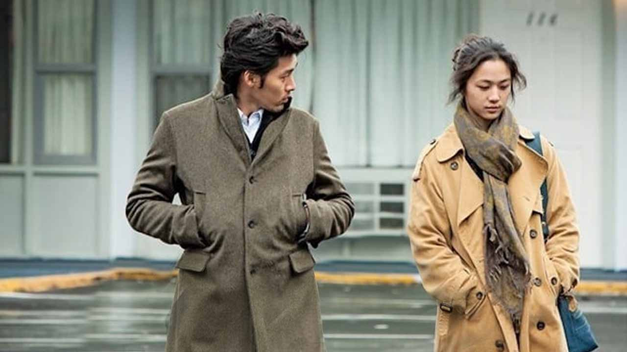 건물 앞을 나란히 걷는 애나와 훈