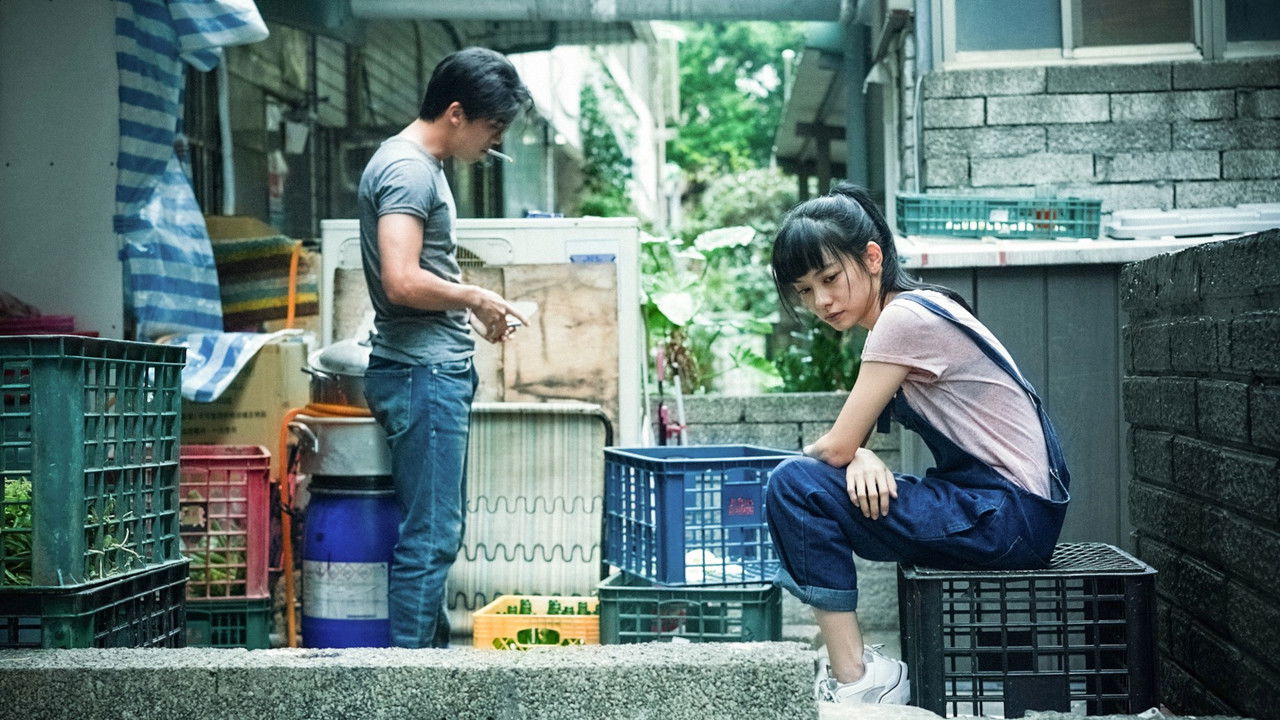 상자가 놓인 골목에 있는 두 청년